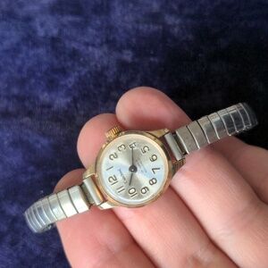 Vintage / antique luxury Cardinal mechanical wrist watch with 17 ruby jewels